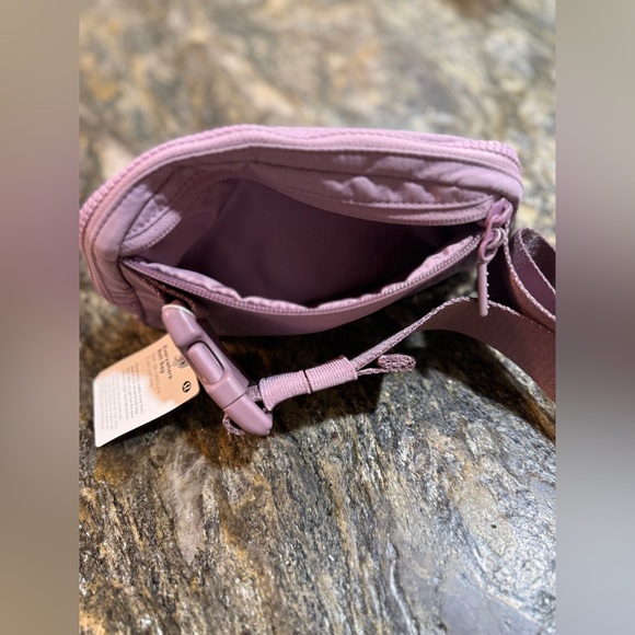NWT Lululemon Everywhere Belt Bag 1L - Picture 7 of 11